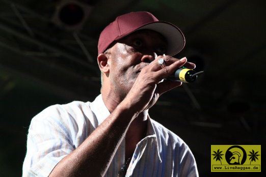 U Brown (Jam) with The House Of Riddim Band 17. Reggae Jam Festival - Bersenbrueck 05. August 2011 (3).JPG